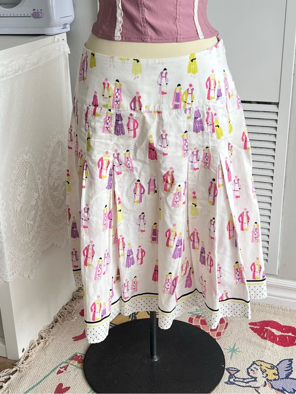 Liz Claiborne White Midi Skirt with Pink, Purple & Yellow vintage lady Figures